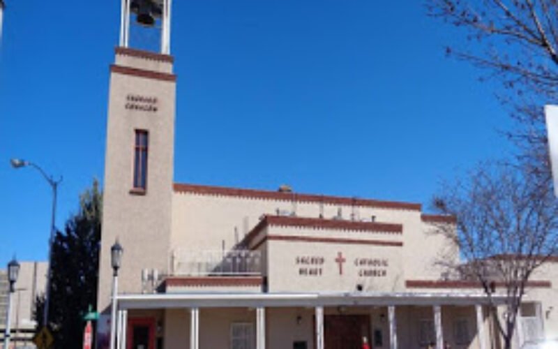 Monseñor Gallegos y el Sagrado Corazón de Jesús